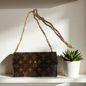 Louis Vuitton Classic monogram canvas International wallet on chain